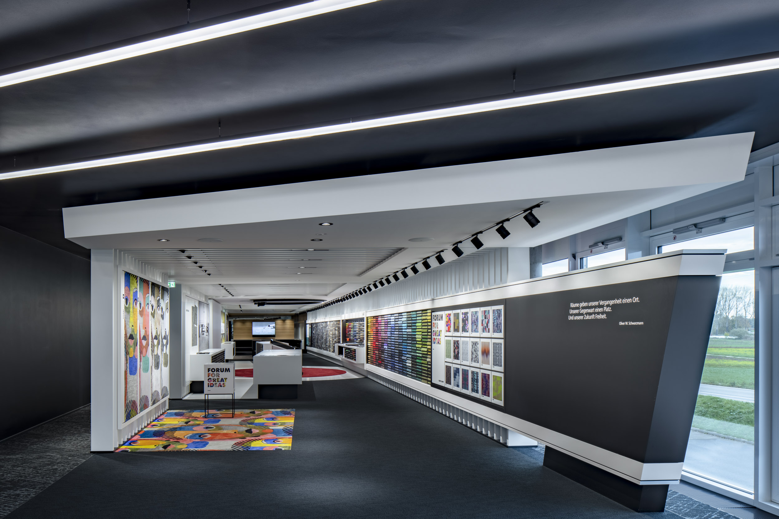 Eindrucksvoller Showroom mit farbenfroher Musterwand